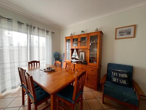 2-bed Apartment 5-min Walk to Cabanas Beach Shared Pool Free Parking