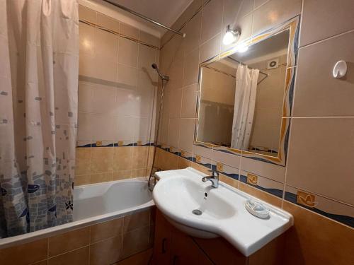 2-bed Apartment 5-min Walk to Cabanas Beach Shared Pool Free Parking