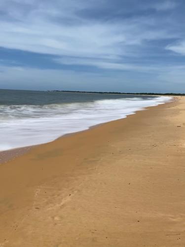 an empty beach with the ocean in the background at vila sua casa 2 in Santo André