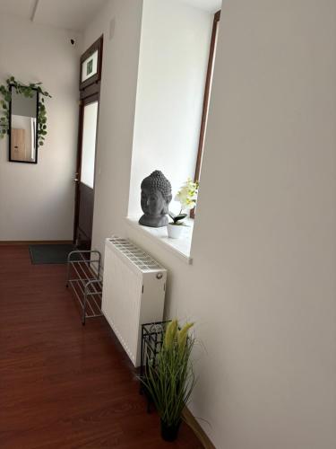 a living room with a statue on a wall at ANDA CITY ROOMs in Vienna