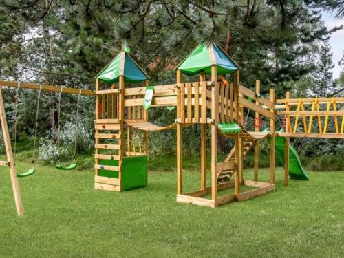 Детская игровая зона в Pool activity house for 16 people