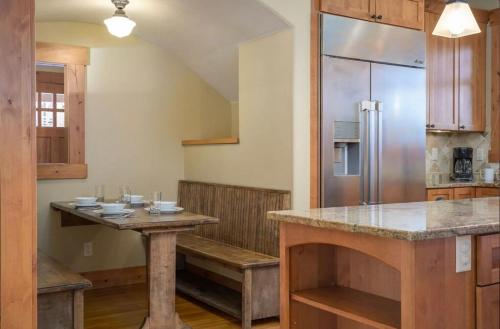 een keuken met een tafel en een koelkast bij Luxe Winter Park Escape - 5BR with Hot Tub & Game Room in Winter Park