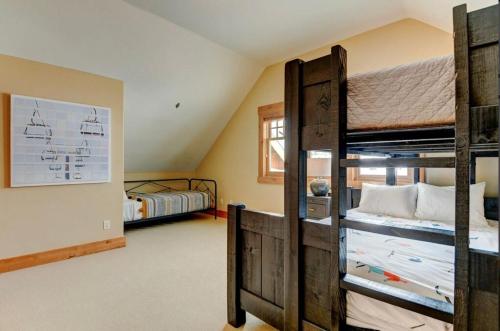 een kamer met 2 stapelbedden en een slaapkamer bij Luxe Winter Park Escape - 5BR with Hot Tub & Game Room in Winter Park