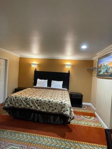 Ένα ή περισσότερα κρεβάτια σε δωμάτιο στο Sunrise Inn