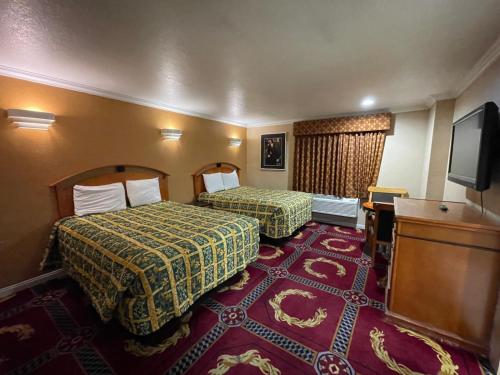 Ένα ή περισσότερα κρεβάτια σε δωμάτιο στο Sunrise Inn