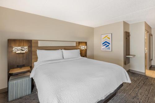 a bedroom with a large white bed and a window at Holiday Inn Express Crestwood by IHG in Crestwood