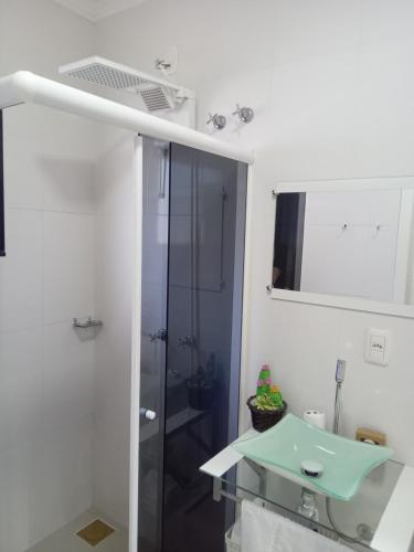 ein Badezimmer mit Waschbecken und Dusche in der Unterkunft Suíte Master in Frederico Westphalen
