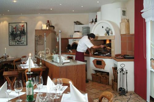 Hotel Höllsteiner Hofにあるキッチンまたは簡易キッチン
