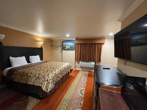 Ένα ή περισσότερα κρεβάτια σε δωμάτιο στο Sunrise Inn