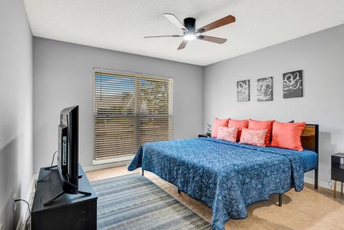 ブレーデントンにあるNested haven heated pool, spa, beach, golf 15 minのベッドと天井扇風機のある寝室