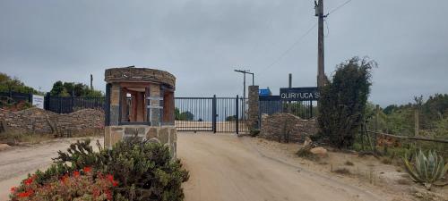a dirt road with a gate and a fence at Departamento en Quiriyuca in Puchuncaví