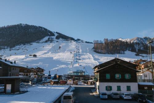 una montagna innevata con pista sciistica di Manu Apartments a Livigno