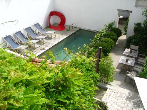 Vista sulla piscina di Hôtel Le Sénéchal o su una piscina nei dintorni