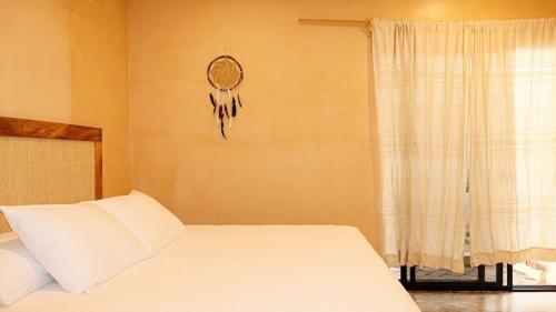 ein Schlafzimmer mit einem Bett und einem Schädel an der Wand in der Unterkunft Casa Eve Room 2 in Brisas de Zicatela