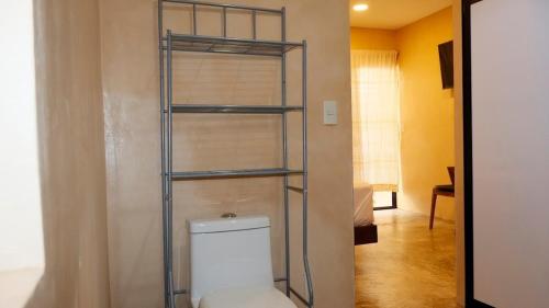 ein Bad mit WC in einem Zimmer in der Unterkunft Casa Eve Room 2 in Brisas de Zicatela