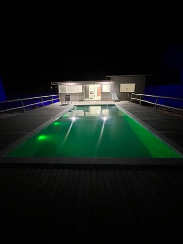 a swimming pool at night with green illumination at vila sua casa 2 in Santo André