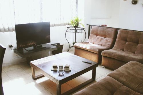 a living room with two couches and a coffee table at Cómodo y Céntrico Departamento familiar in Oaxaca City