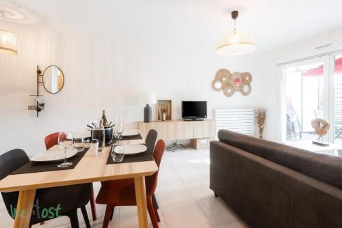 un salon avec une table à manger et un canapé dans l'établissement Lachat - LB - Annecy Logement calme et moderne, à Annecy