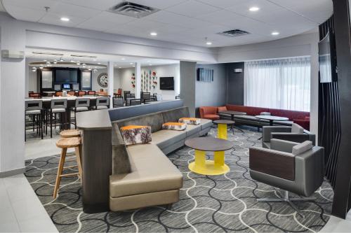 a lobby with a bar and a waiting room at SpringHill Suites Milford in Milford