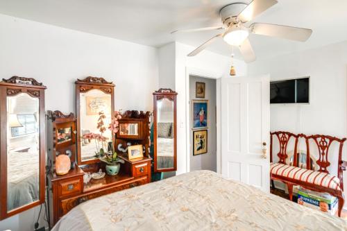 a bedroom with a bed and a ceiling fan at 1 Mi to Old Town Historic Area Gem in Alexandria in Alexandria