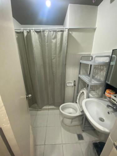 Un baño de Budget Rustic Charm with Netflix Wifi and Pool - Mesaverte Residences Studio Unit