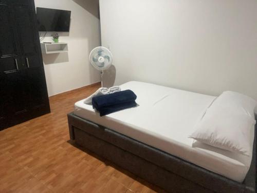 um quarto com uma cama e uma ventoinha. em donde la abuela Josefa em Quimbaya