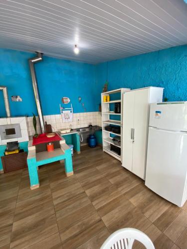 Una cocina o zona de cocina en Casa inteira em Pontal do Sul