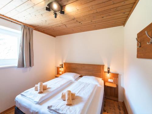 sypialnia z 2 łóżkami i ręcznikami w obiekcie Alpensteinbock Saalbach D w Saalbach Hinterglemm