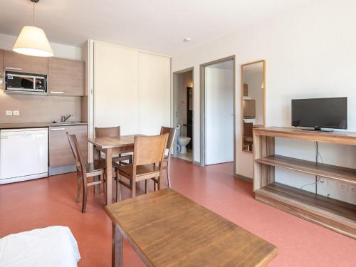 un salon avec une table et une cuisine dans l'établissement Chalet in Gresse-en-Vercors near Ski Slopes, à Gresse-en-Vercors