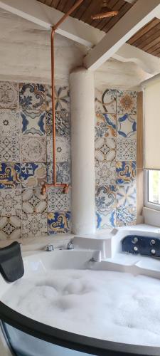 a bathroom with blue and white tiles on the wall at Rústic Quinta La Aurora in Baños
