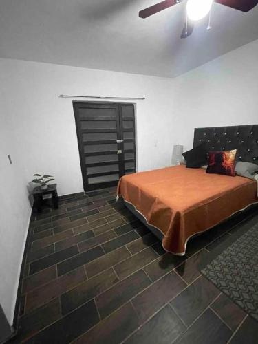 a bedroom with a bed and a black door at Casa de 4 Habitaciones para 10 personas en el centro de la ciudad in Morelia