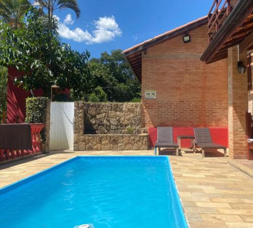 A piscina localizada em Nosso Recanto Gaúcho Paraíso no interior Guaratinguetá Aparecida ou nos arredores