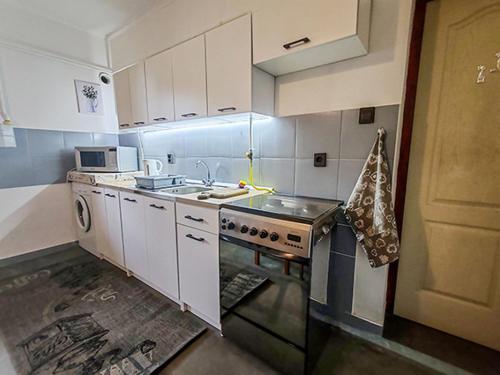 Una cocina o zona de cocina en Diófa vendégház Cserépfalu