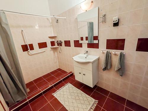 un baño con lavabo y ducha en Diófa vendégház Cserépfalu, en Cserépfalu