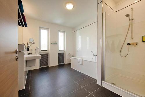 Ένα μπάνιο στο Appartement in Strausberg mit Frühstück inklusive