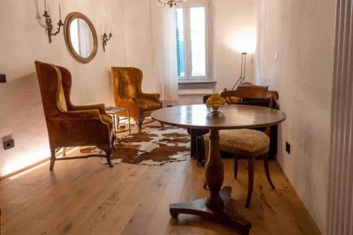 a living room with a table and chairs at Pitti Palace awesome apartment in Florence