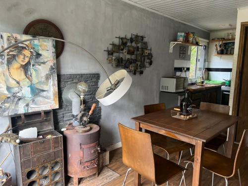 una sala da pranzo con tavolo e un dipinto sul muro di CABAÑAS EL ZORZAL Sauce de Portezuelo a Sauce de Portezuelo