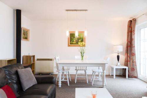 Heart of Kinsale في كينسالي: غرفة معيشة مع أريكة وطاولة
