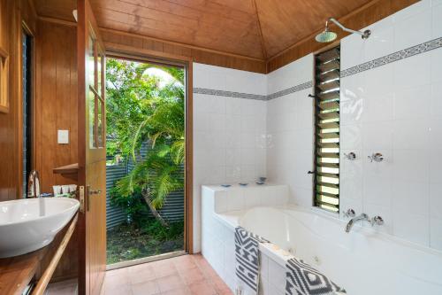 un bagno con vasca e lavandino di Worendo Cottages a Darlington