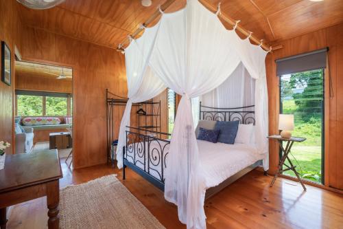 una camera da letto con un letto a baldacchino di Worendo Cottages a Darlington