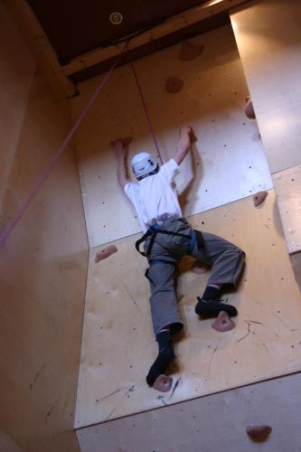 a man is on a climbing board on a wall at Maalaiskartano Pihkala in Kestilä