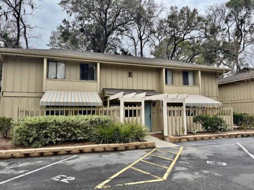 ヒルトン・ヘッド・アイランドにあるUpdated 2 bedroom Beach Bungalow - Walk to the beachの前に駐車場がある家