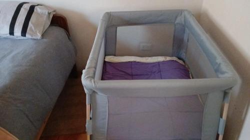 a crib in a bedroom with a bed at Puesta del Sol in Pelluhue