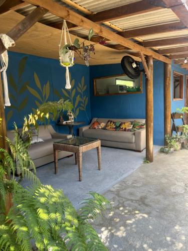 ein Wohnzimmer mit Sofa und Tisch in der Unterkunft Mandala Camping Pousada in Florianópolis
