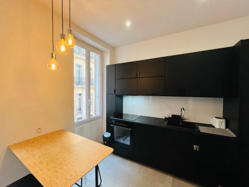 Kuchyňa alebo kuchynka v ubytovaní Joli T2 Moderne au Coeur de Marseille - Place Castellane
