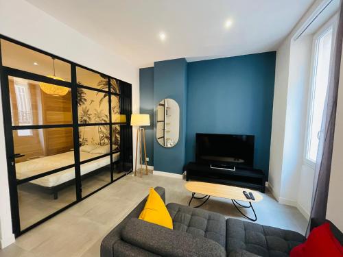 Televízia a/alebo spoločenská miestnosť v ubytovaní Joli T2 Moderne au Coeur de Marseille - Place Castellane