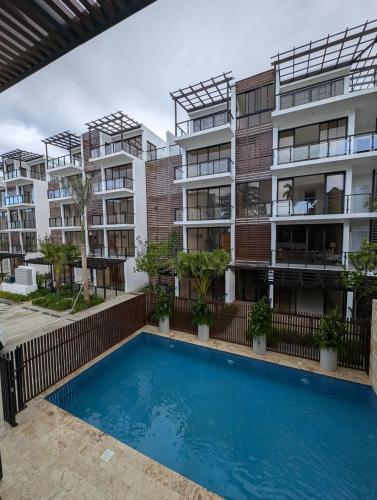 ein Wohnhaus mit einem davorliegenden Swimmingpool in der Unterkunft Marbella in San Felipe de Puerto Plata
