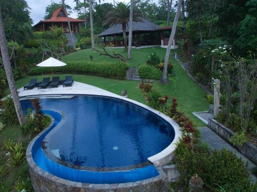 an overhead view of a swimming pool in a yard at Villa Ronggo Mayang at Balian beach in Antasari
