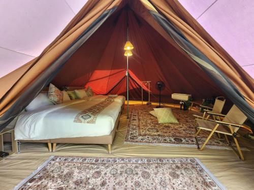 Postel nebo postele na pokoji v ubytování SkyTree Glamping