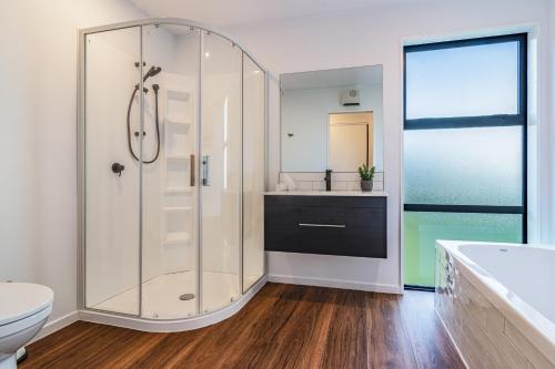 カイコウラにあるContemporary Home with Ocean and Mountain Viewsのシャワー、トイレ、洗面台を備えたバスルーム